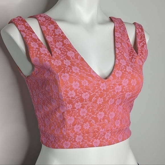 ✨3/$15 Miss Selfridge pink floral lace v neck crop top 6 - Picture 3 of 7
